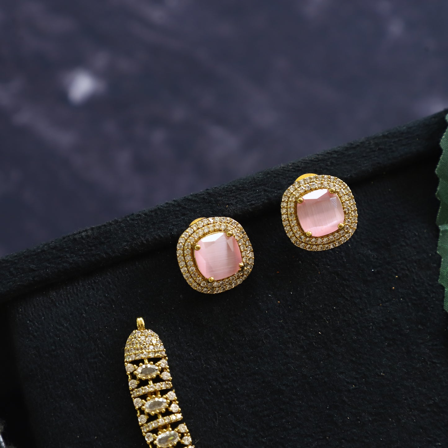 ELEGANT VICTORIAN NECKPIECES