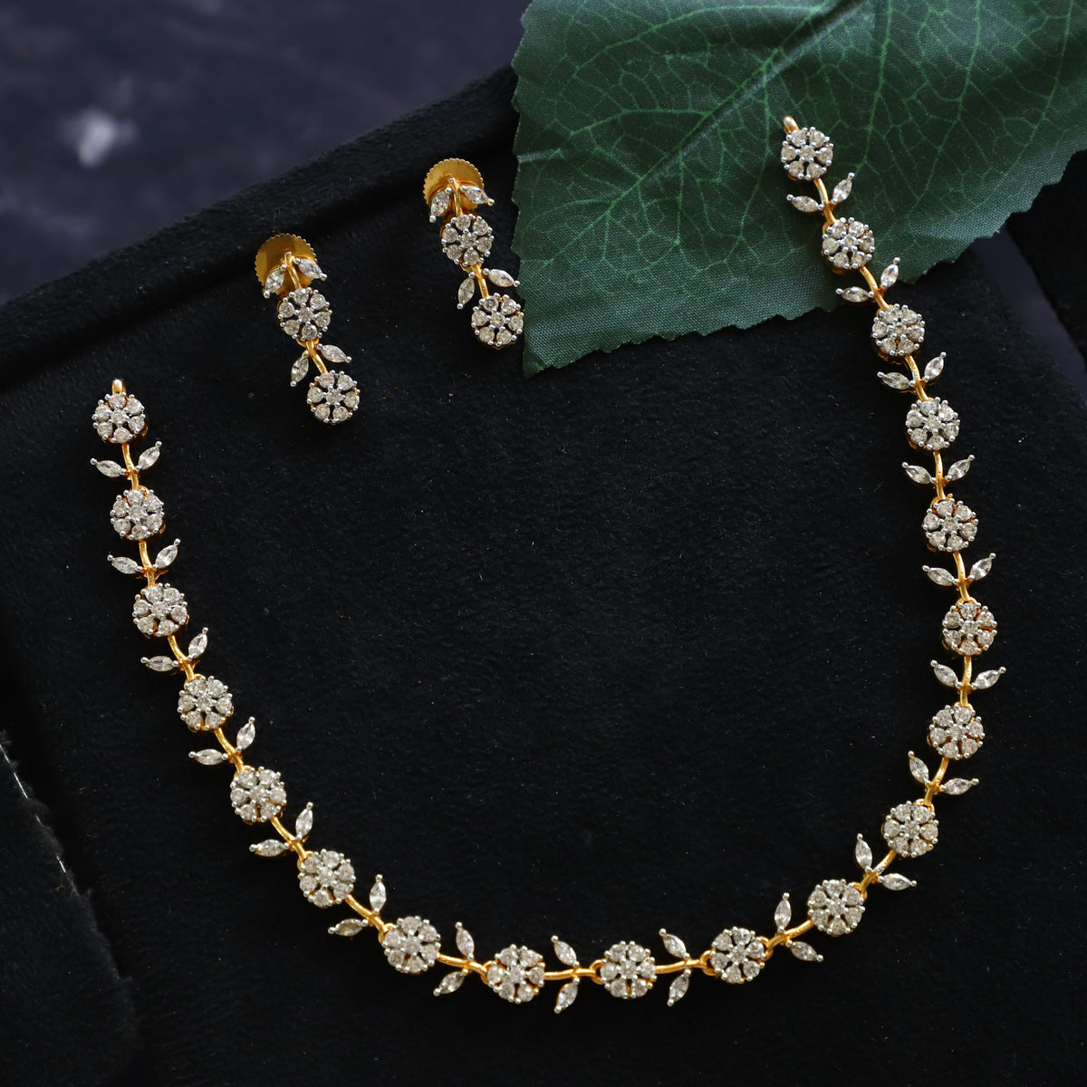 DAZZLE-NECKPIECE