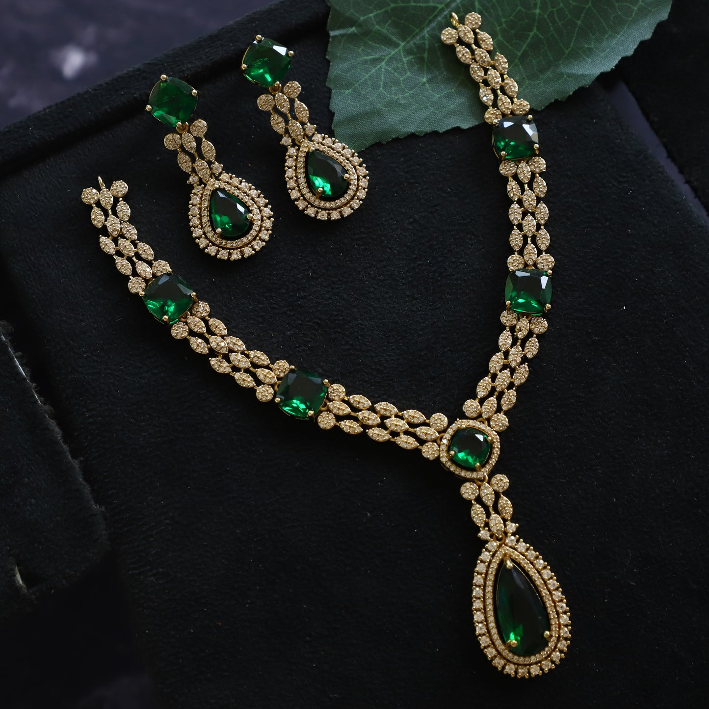 "VICTORIA" NECKPIECE