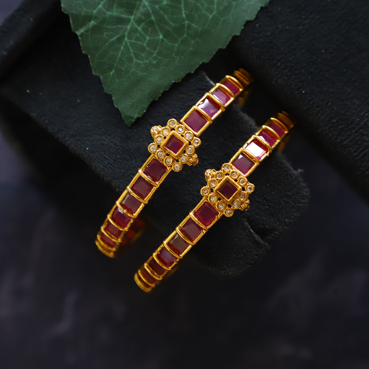 ELEGANT RUBI BANGLE