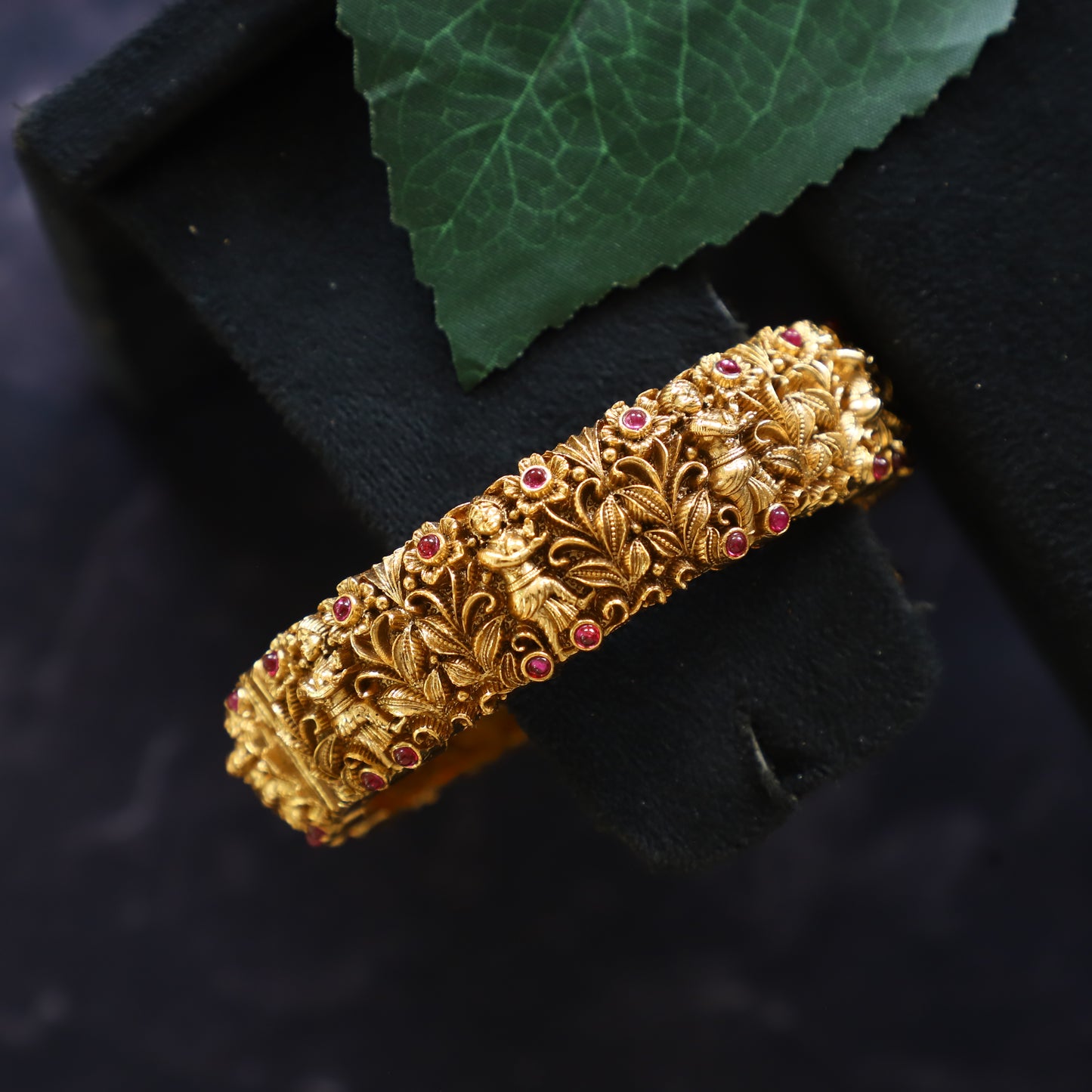 ALLURING BANGLE