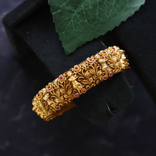 ALLURING BANGLE