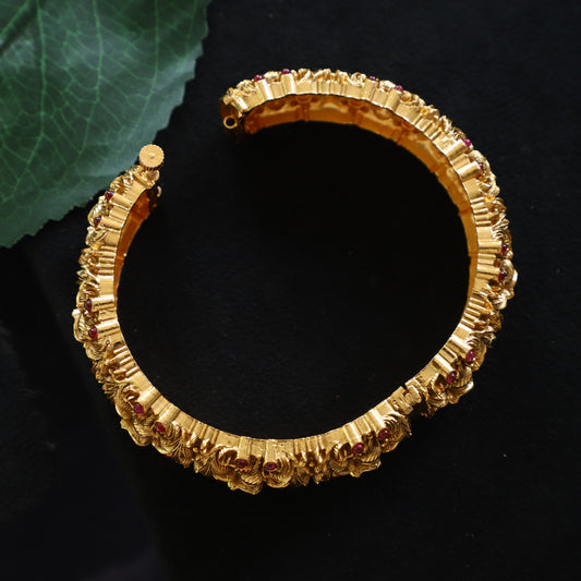 ALLURING BANGLE