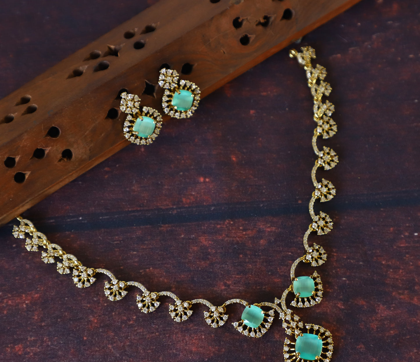 GEMSTONE NECK SET