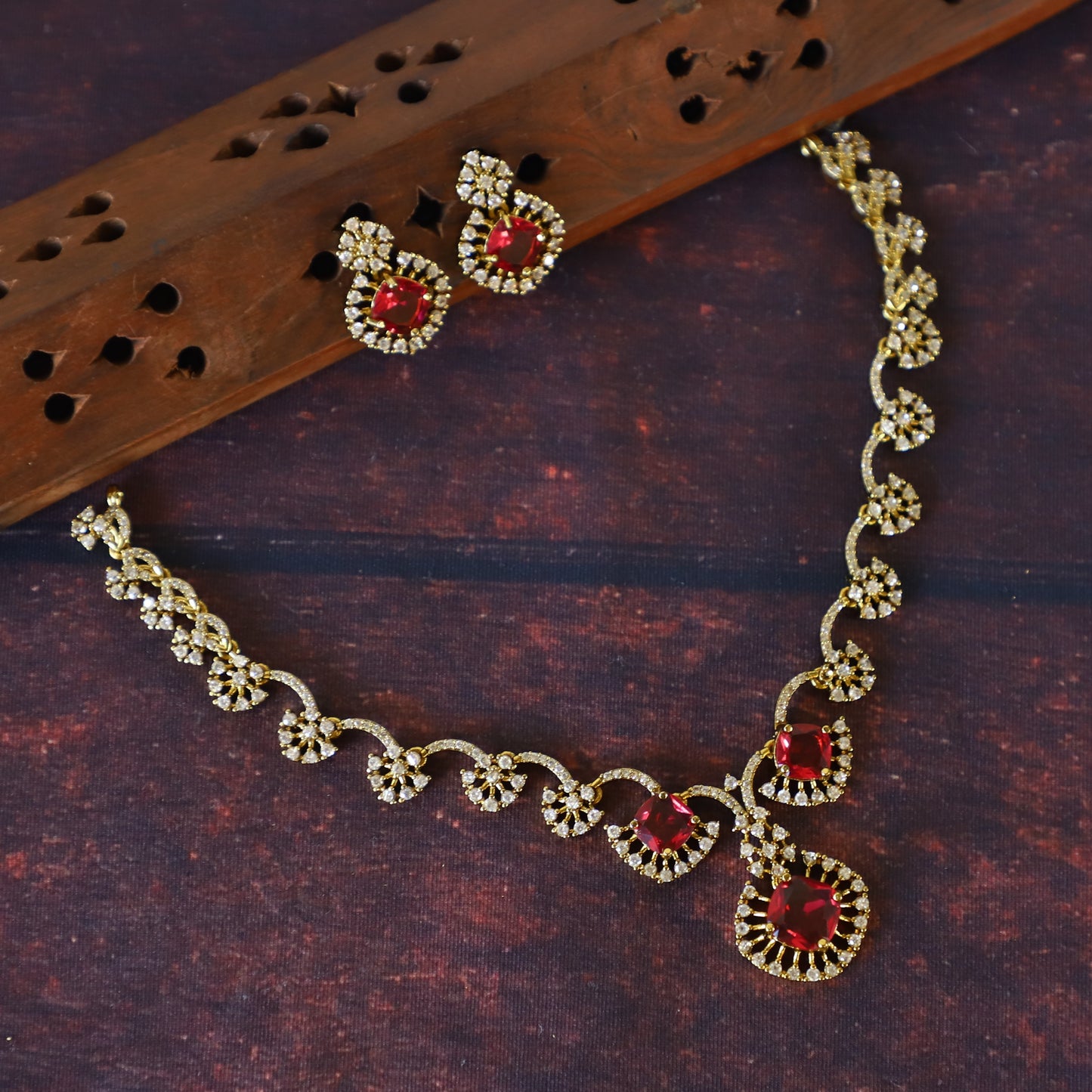 GEMSTONE NECK SET