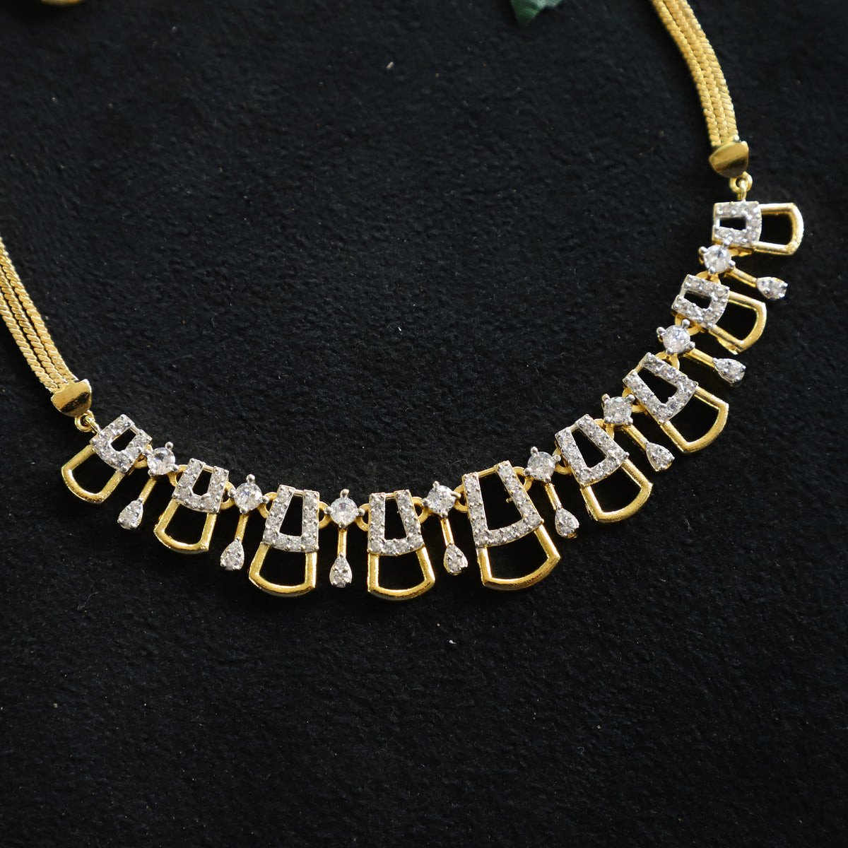 FINLEY NECKPIECE