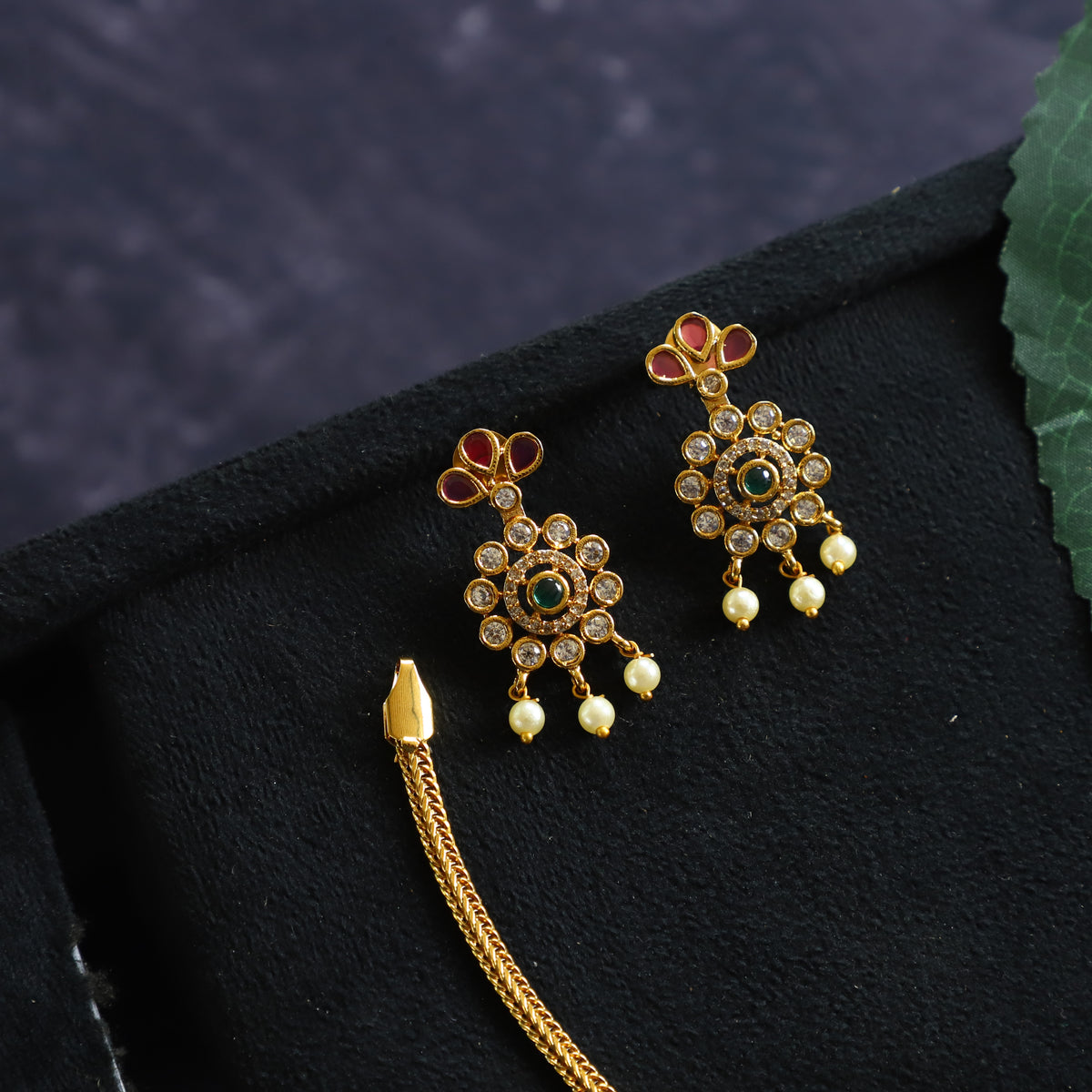 OLIVE NECKPIECE