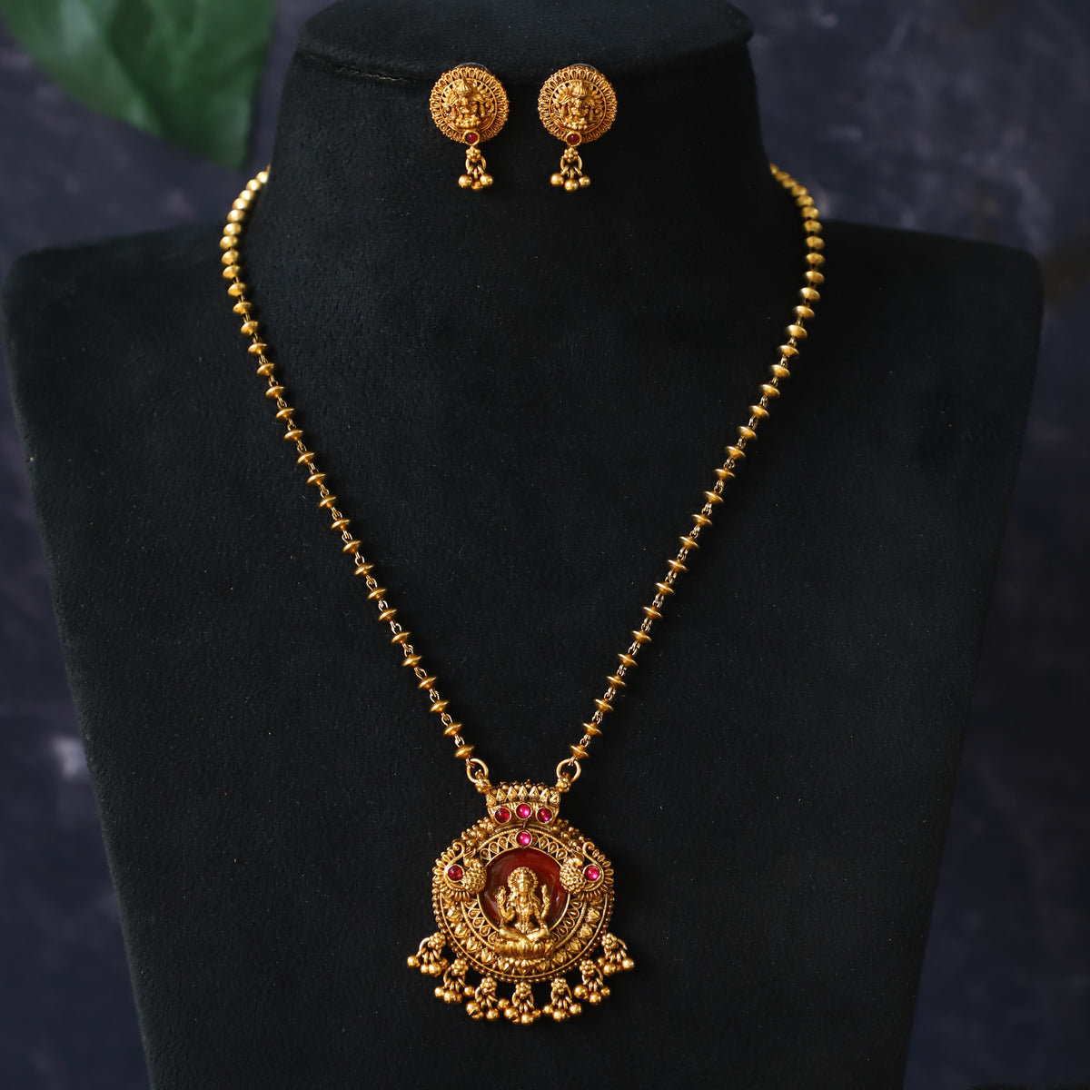 MOLLY NECKPIECE