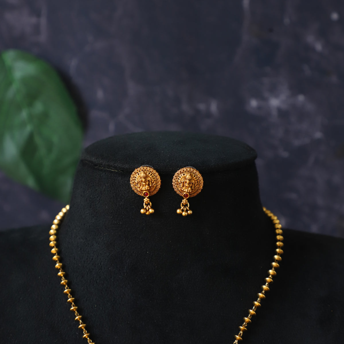 MOLLY NECKPIECE