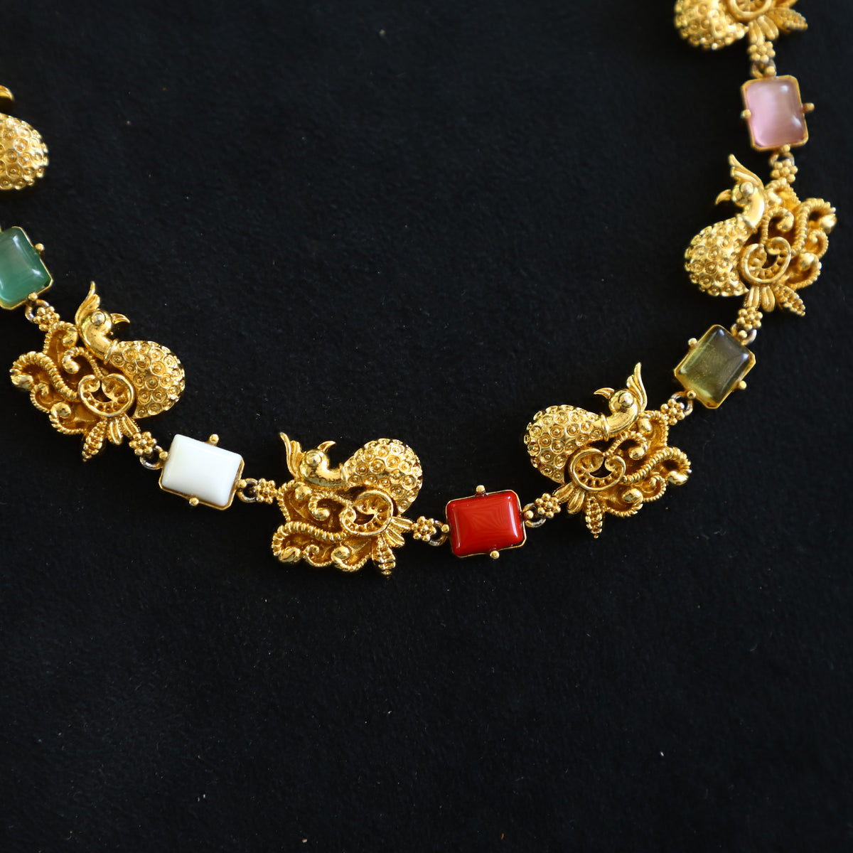 NAVARATHA TAYEER NECKPIECE