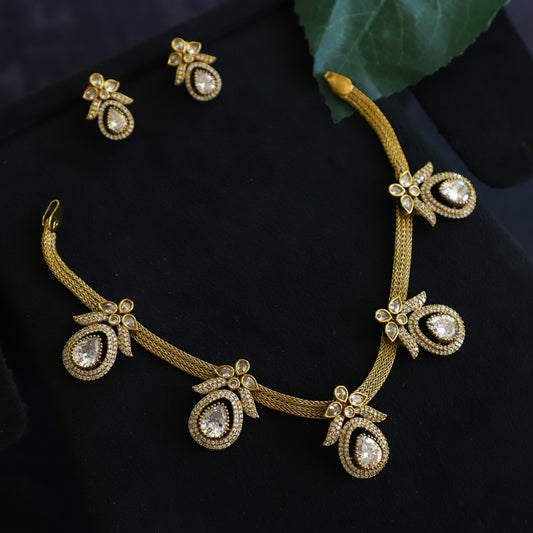 VANYA NECKPIECE