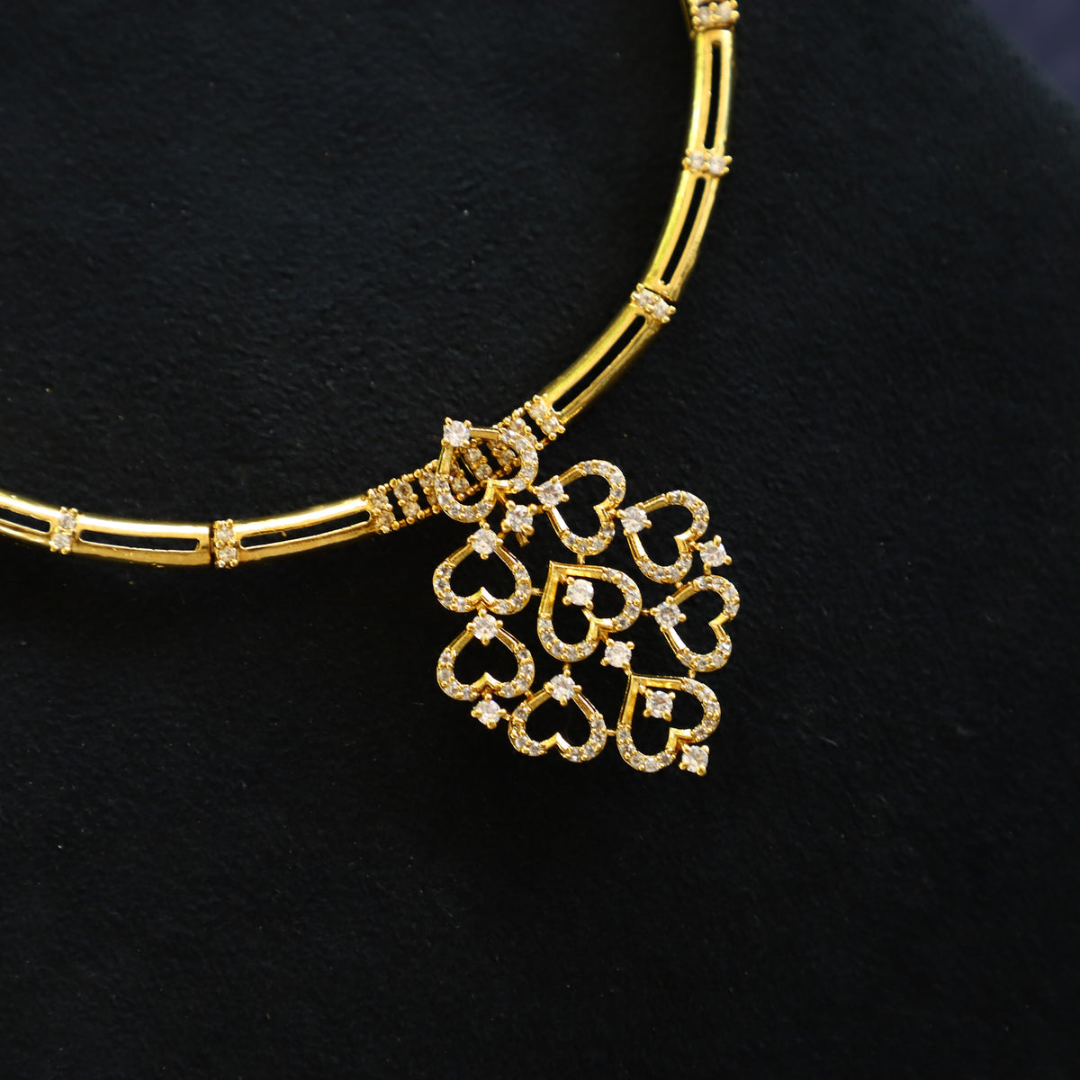 ELEGANT DIAMOND NECKPIECE SET
