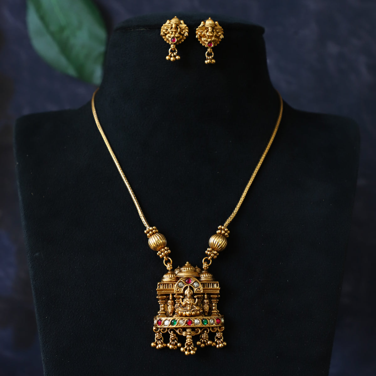IGUANA NECKPIECE