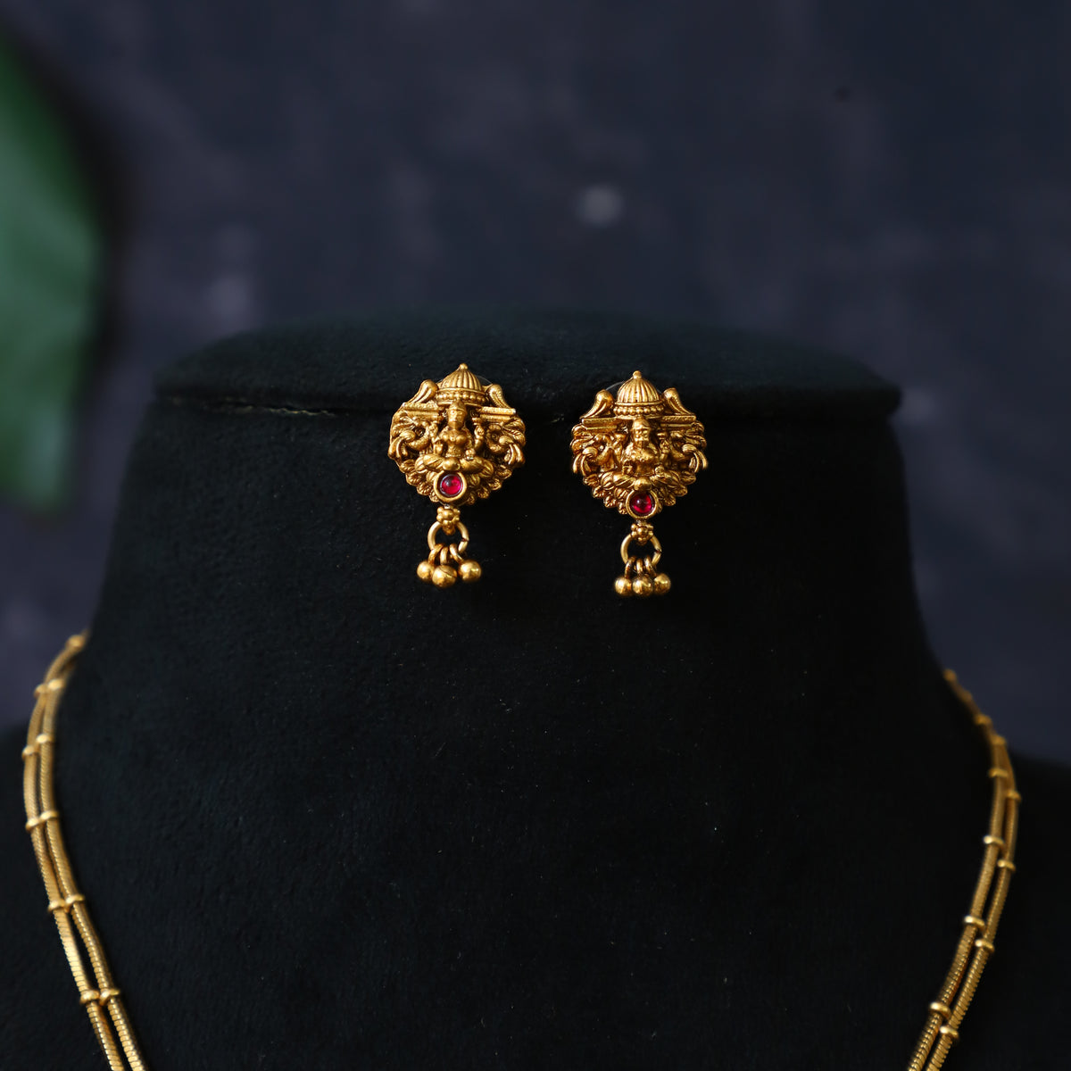 BULL NECKPIECE