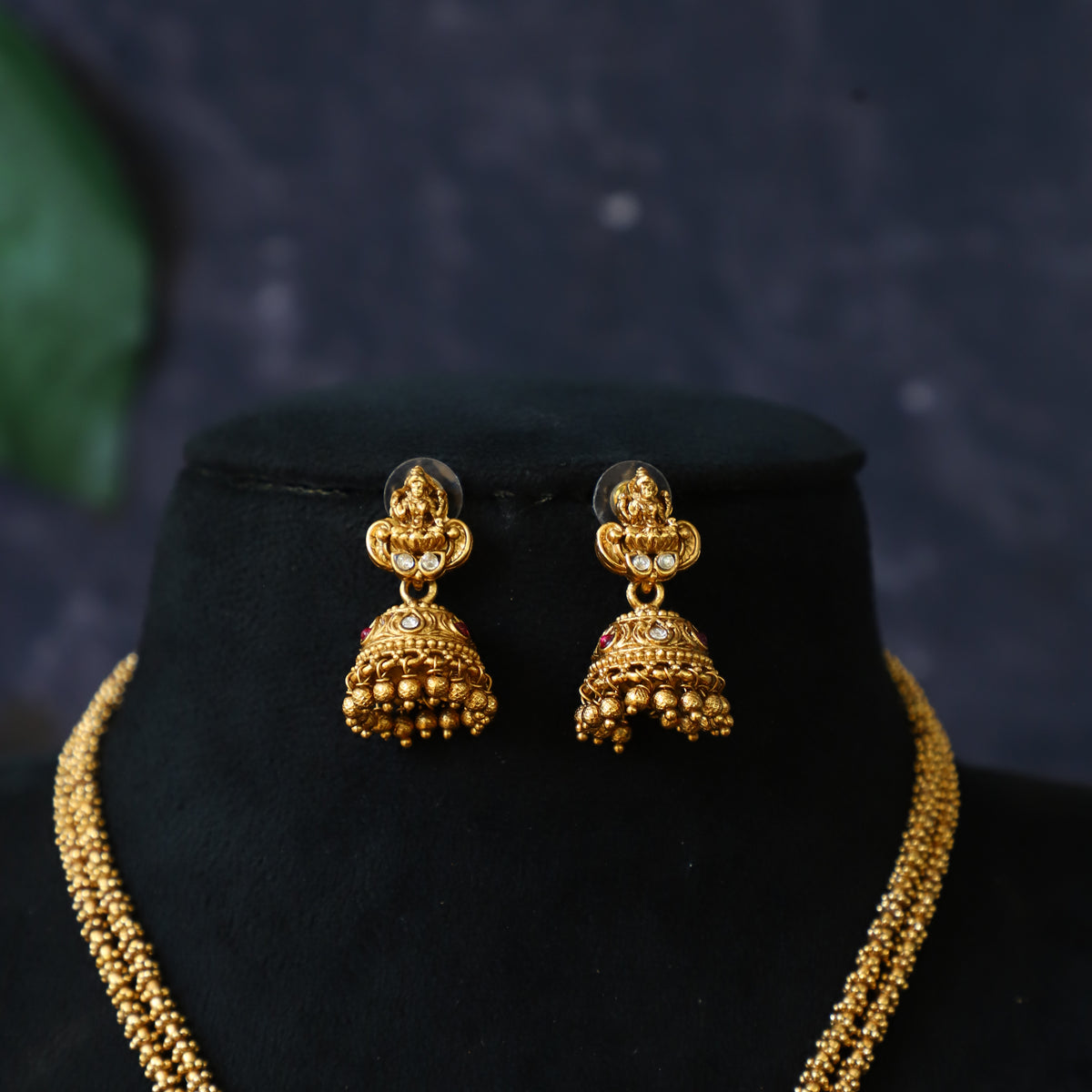 BLOOSOM NECKPIECE