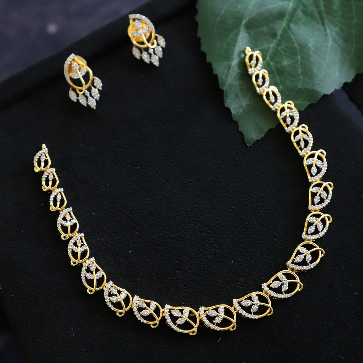 GIANNA NECKPIECE