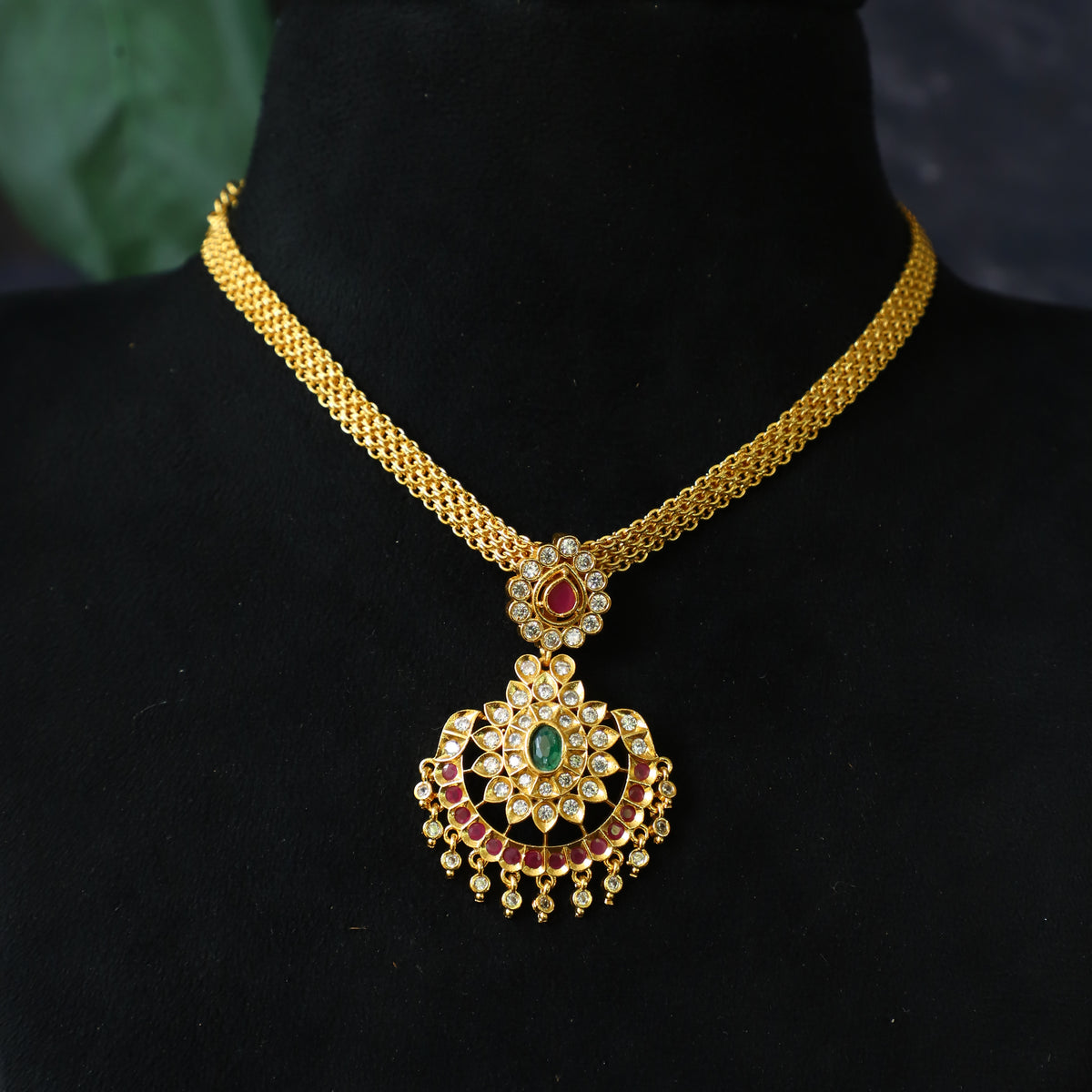 STAND NECKPIECE