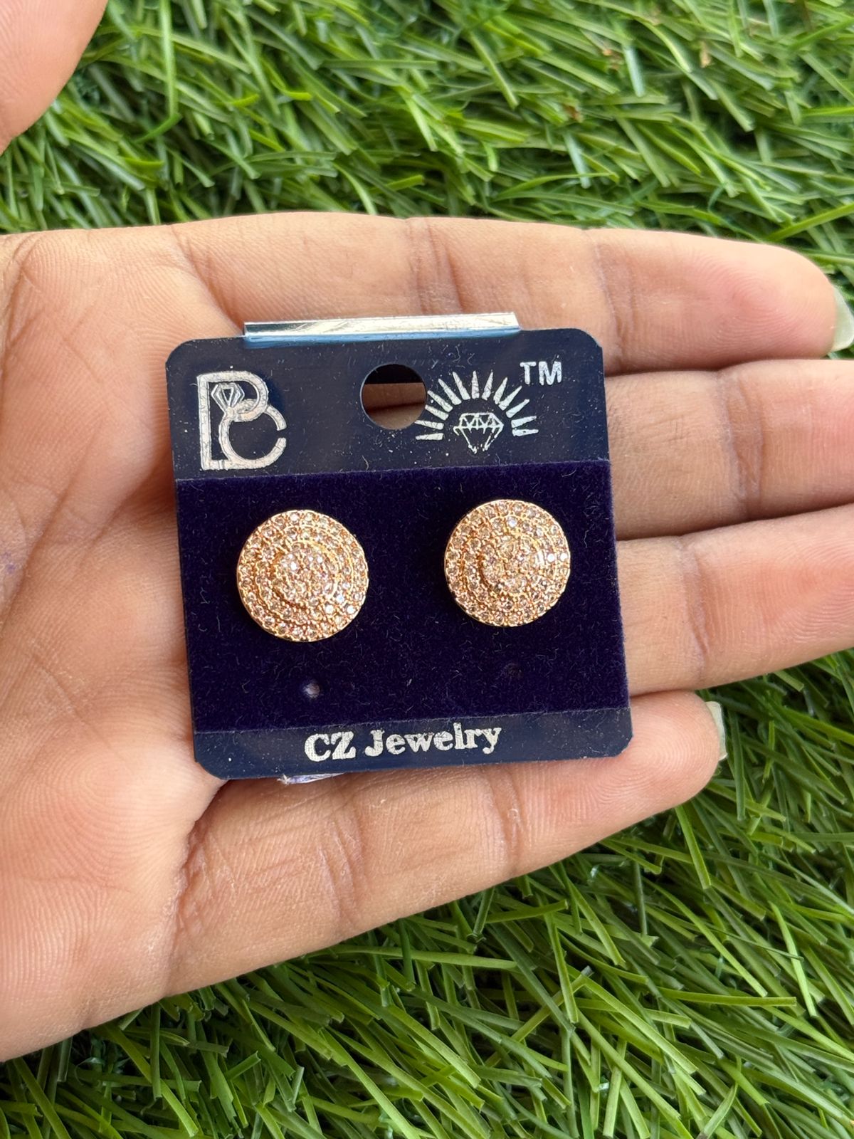 ROUND DESIGN STUD
