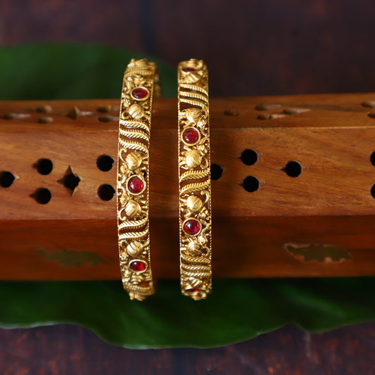 ELEGANT RUBI BANGLE