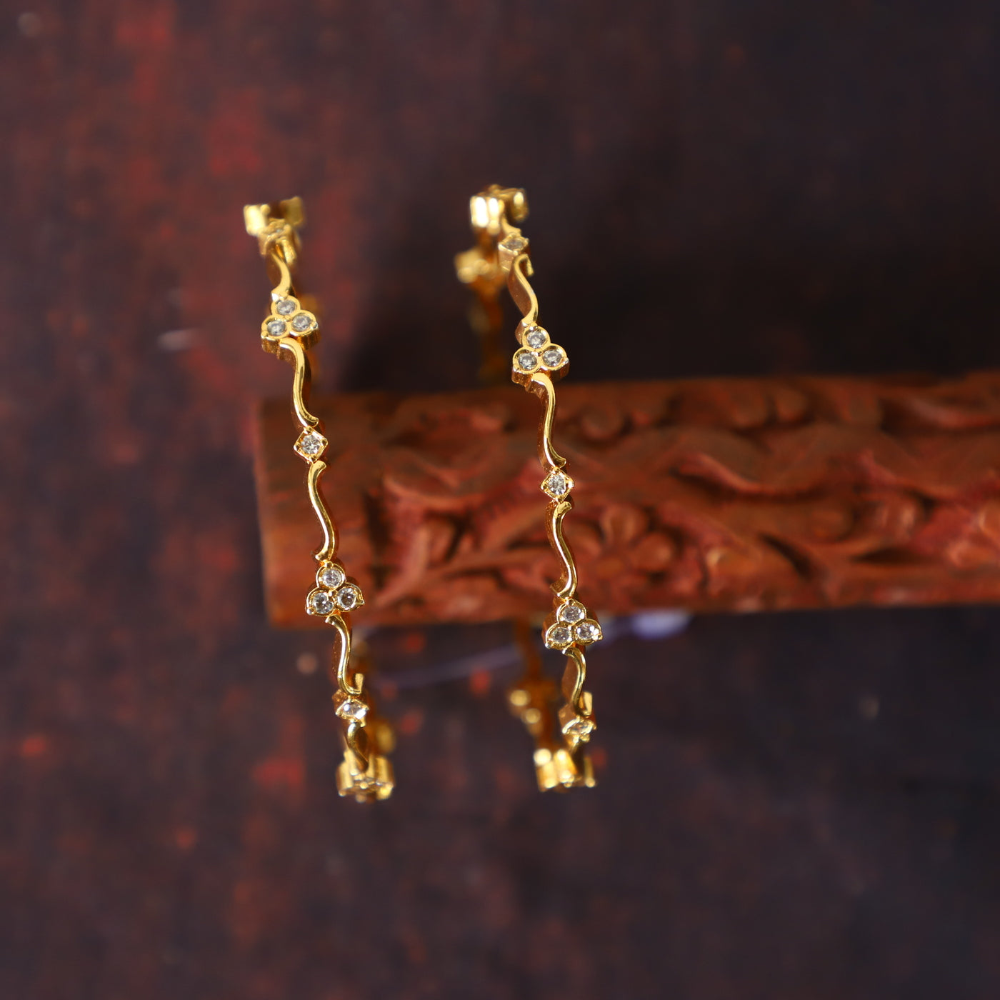 ELEGANT AD BANGLES