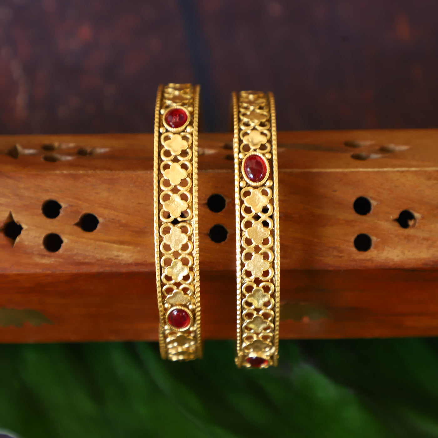 WINSOME ANTIC BANGLE