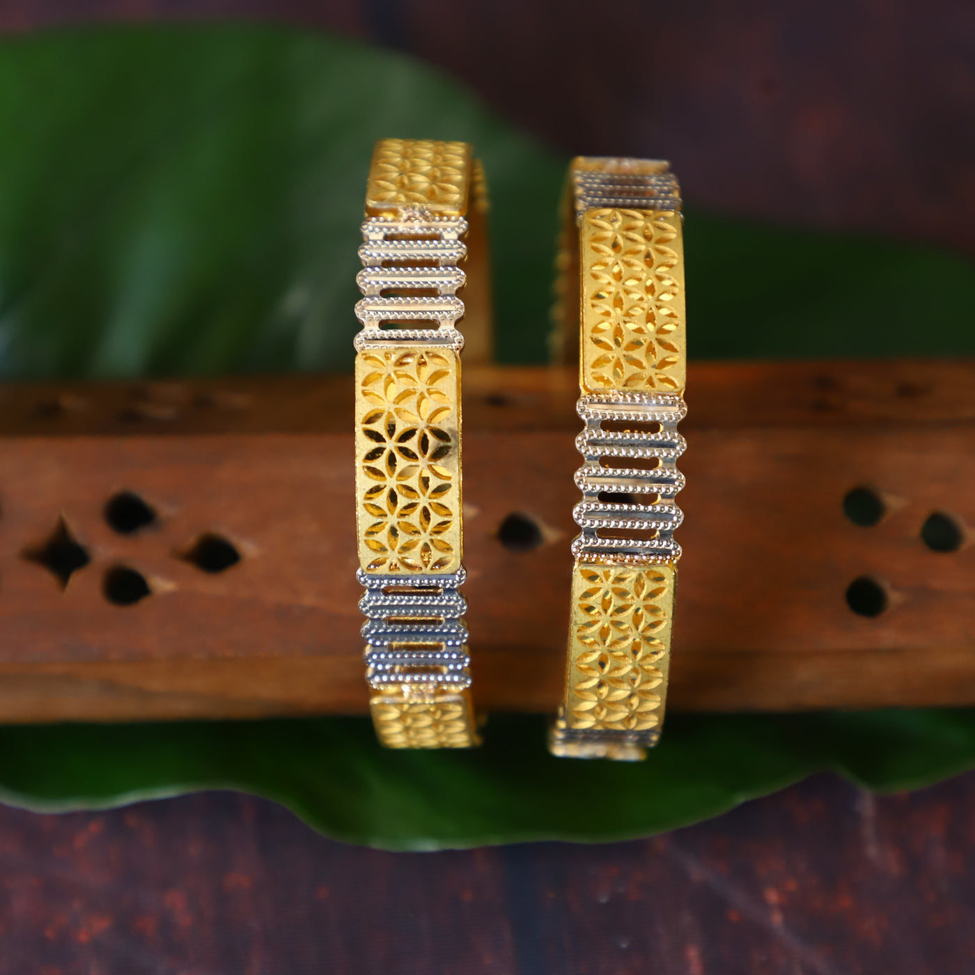 UNIQUE DESIGN BANGLE