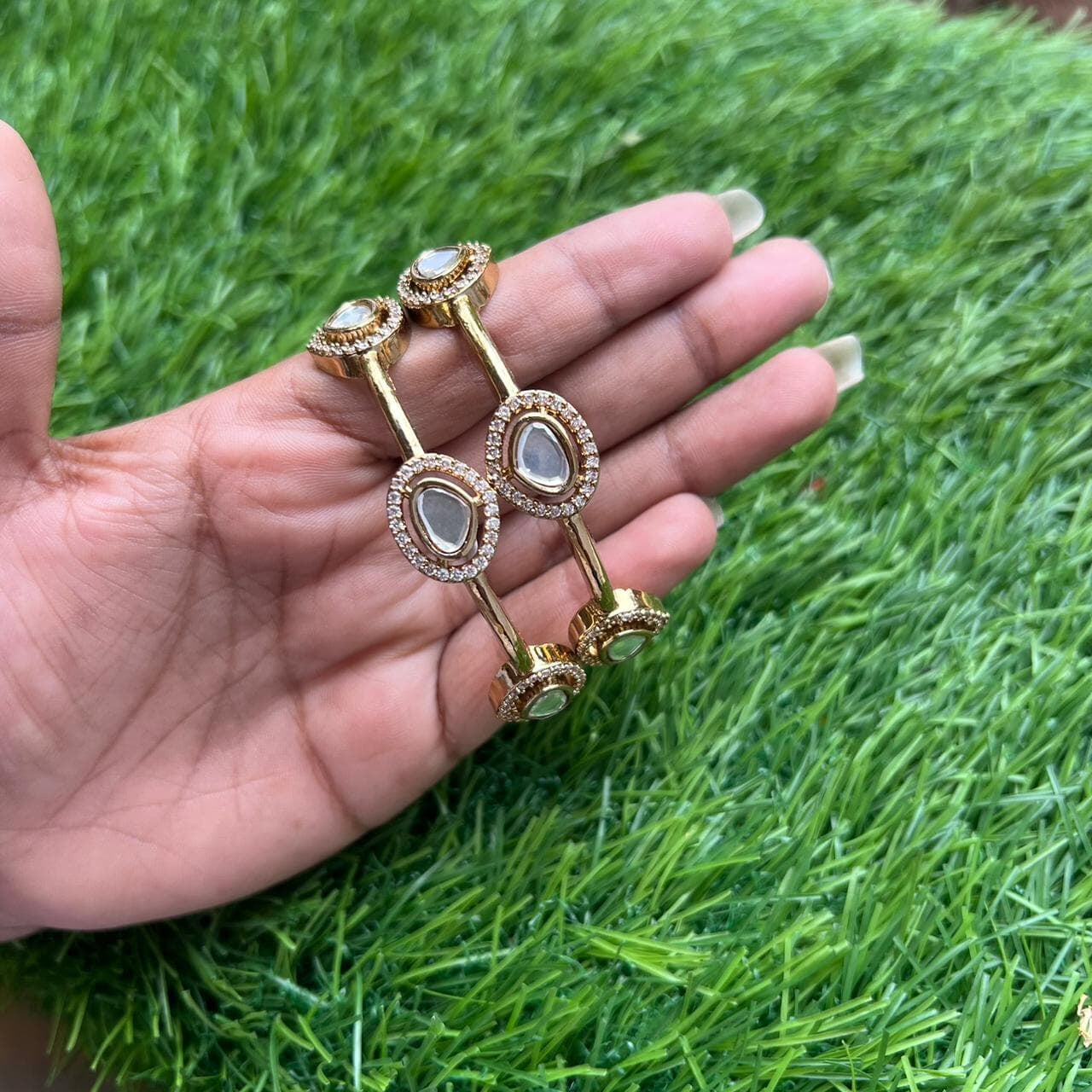TRENDY KUNDAN BANGALS