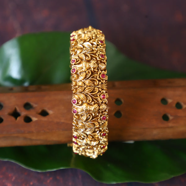 ALLURING BANGLE