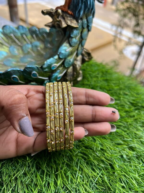 GLASS BANGLE WHEAT DESIGHN MEHANTHI GREEN