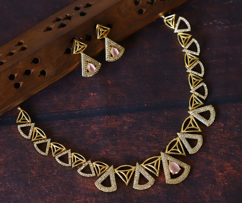 TRENDY STONE NECKPIECE