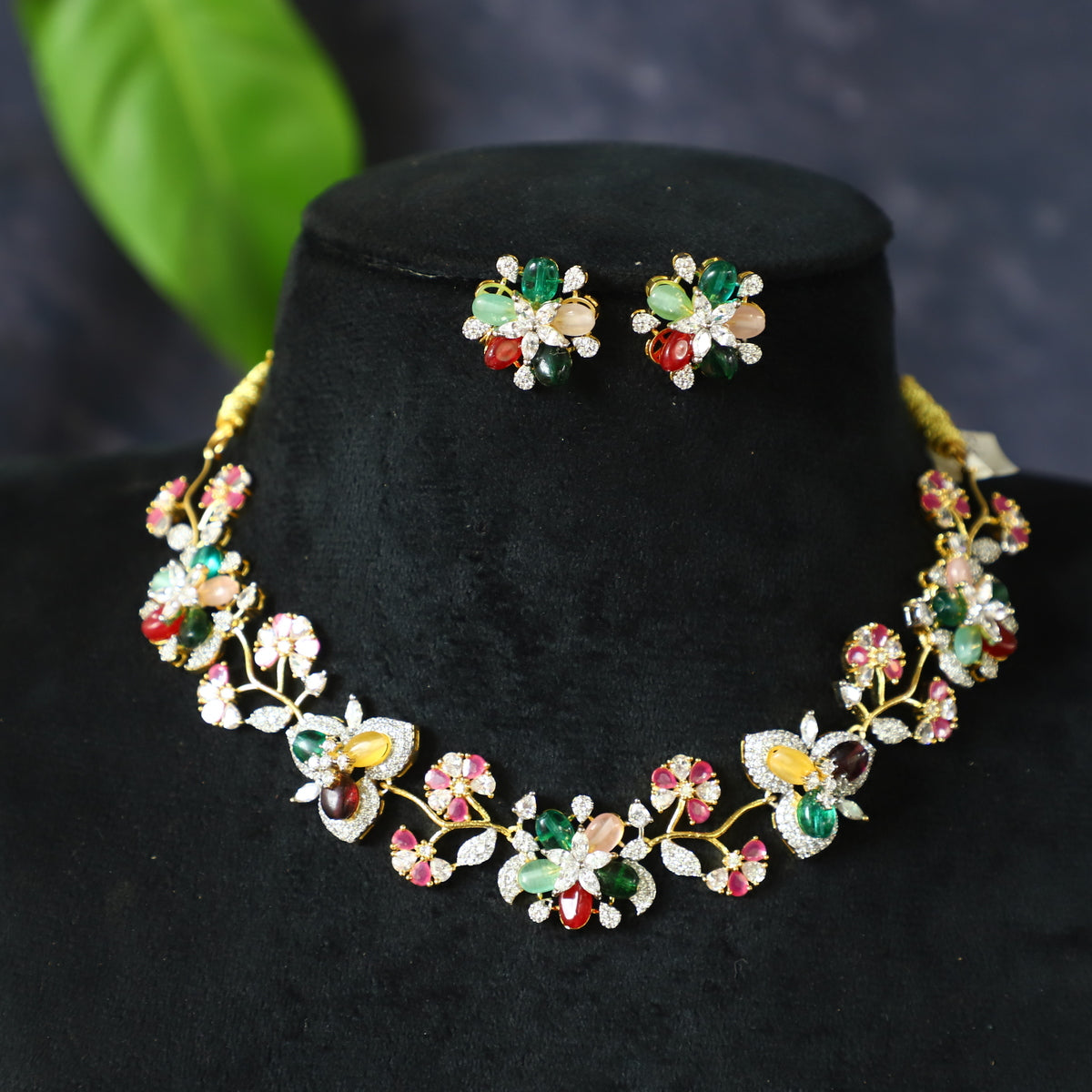 FLORAL CHOKER NECKPIECE