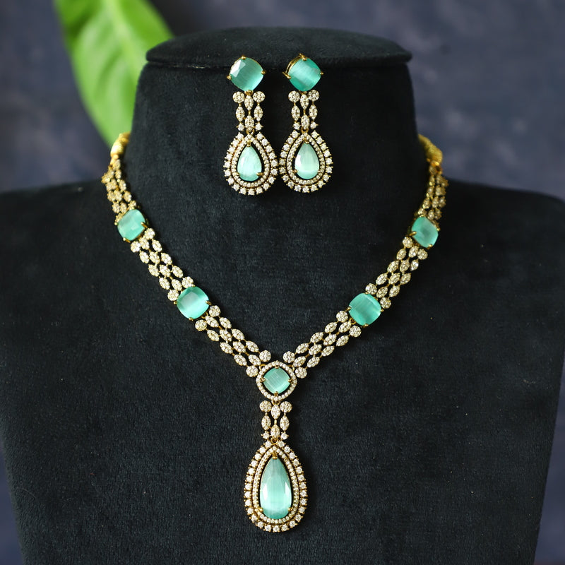 "VICTORIA" NECKPIECE