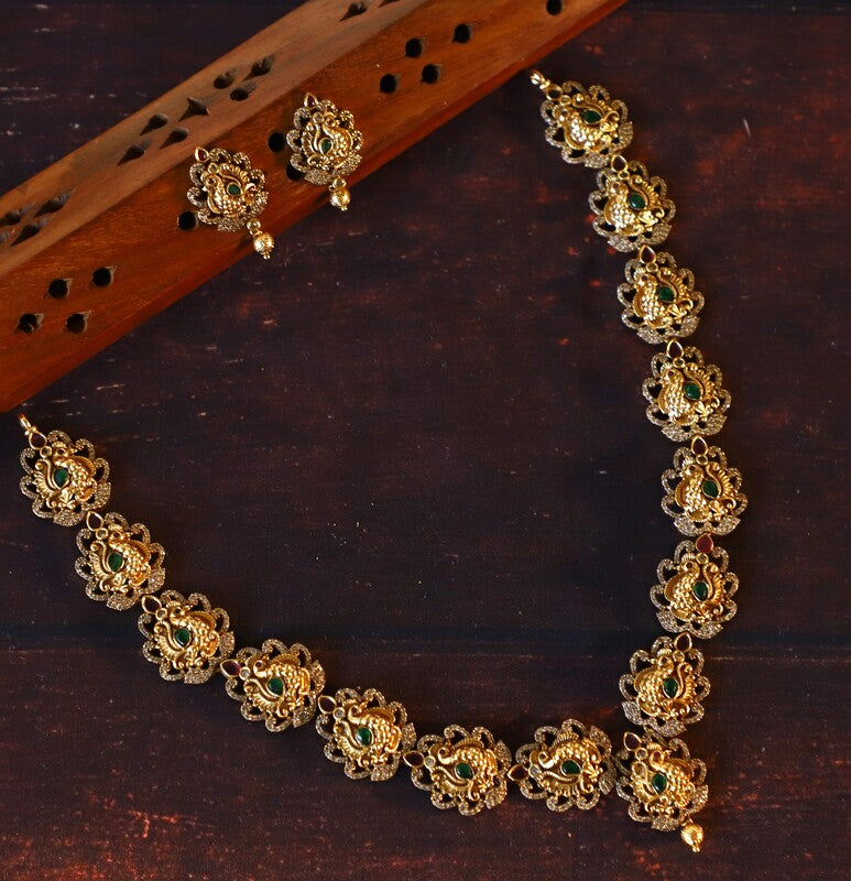 STUNNING MAYURA NECKSET