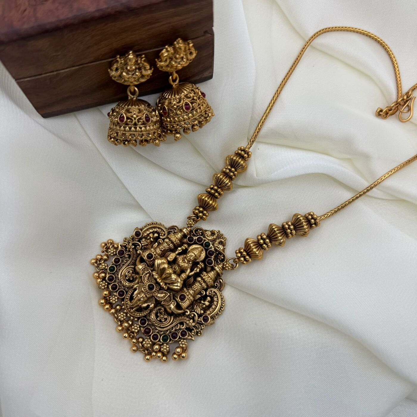 PADMALAYA NECK SET