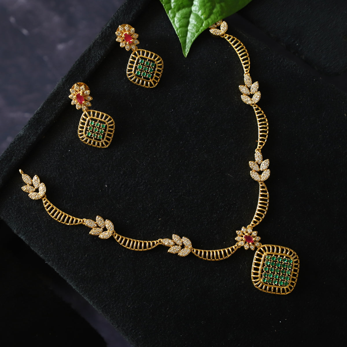 FLAWLESS NECKPIECE