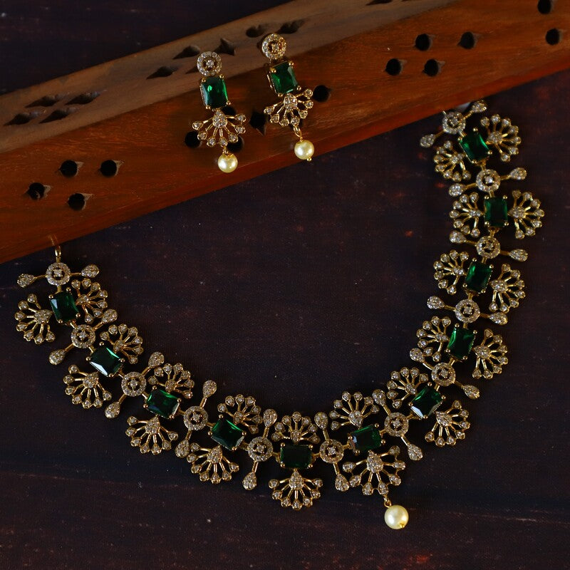 VICTORYA NECKPIECE