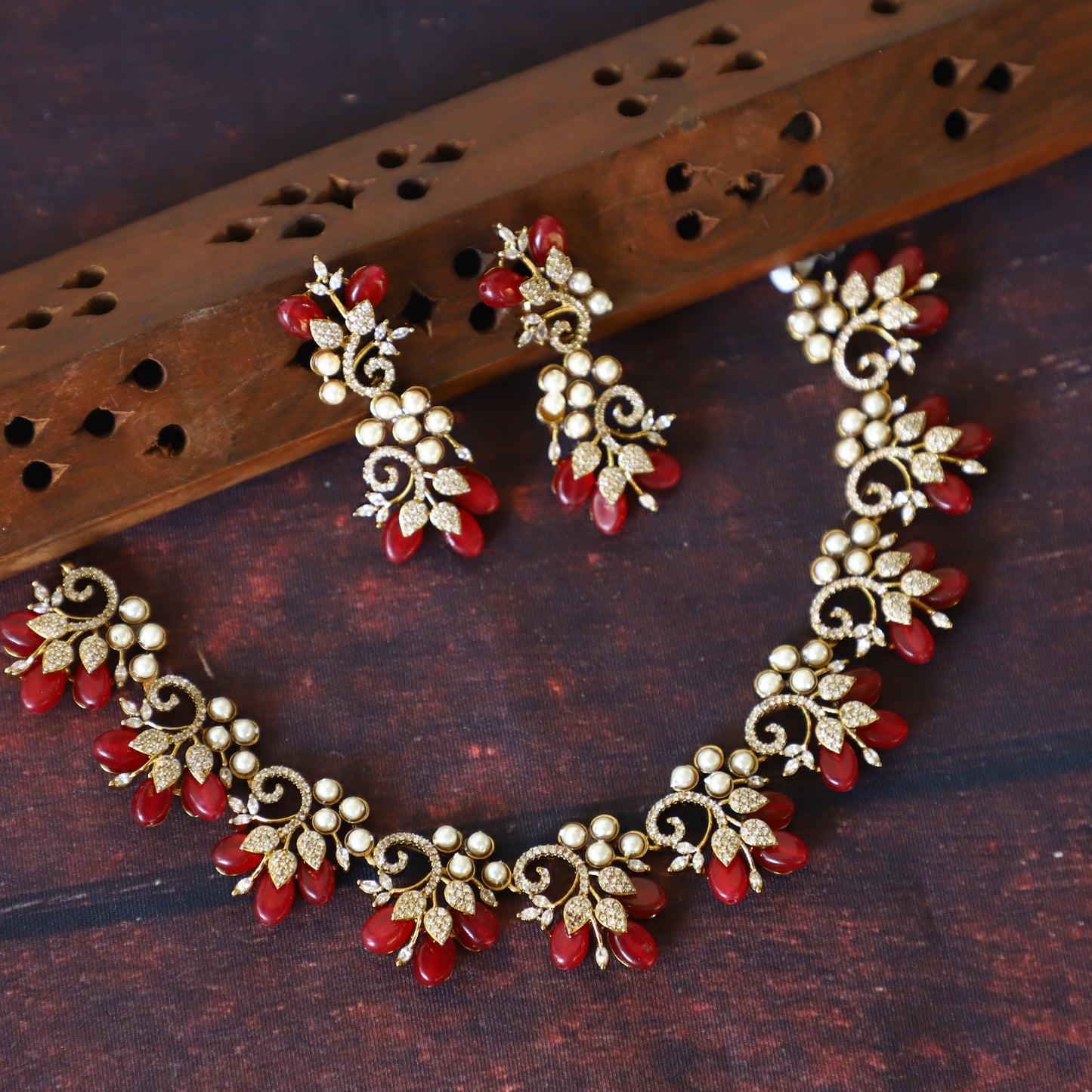 BEAUTIFUL VICTORIAN NEAKPIECE SET