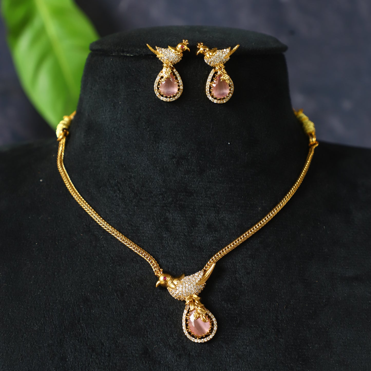 PARROT NECKPIECE