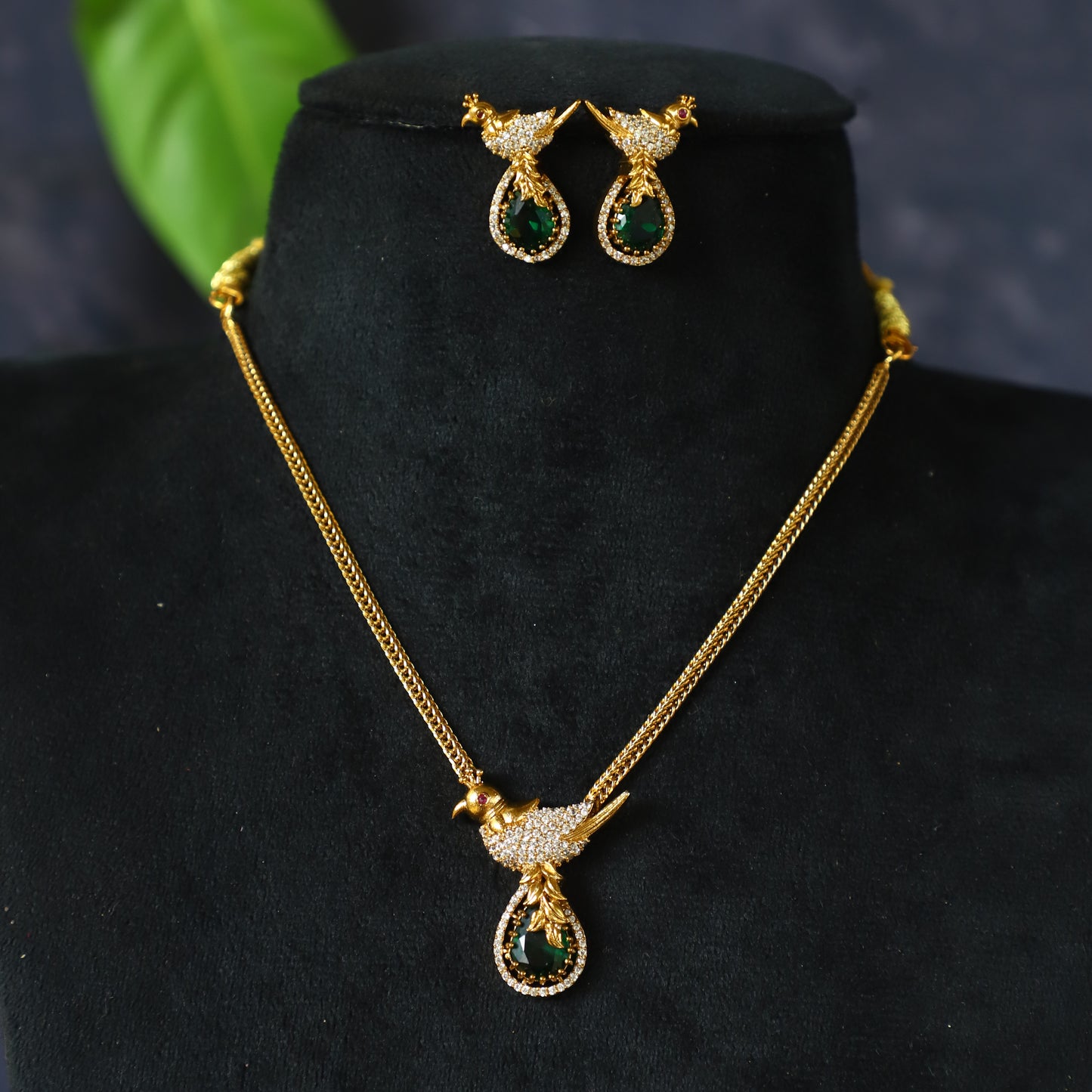 PARROT NECKPIECE