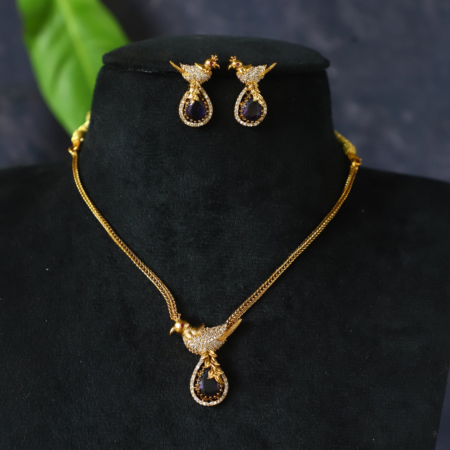 PARROT NECKPIECE